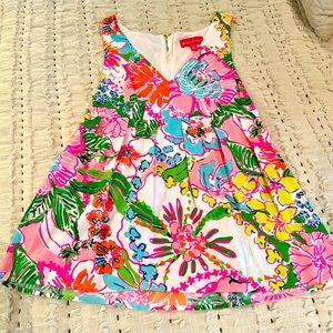 Lilly Pulitzerfloral sleeveless top w/zip up back!! Hot pink and so pretty!!